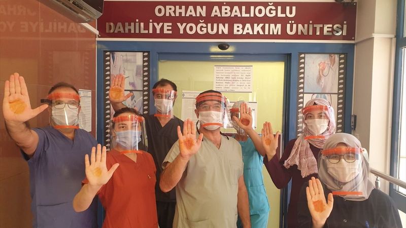 Denizli'de doktorlar, salgına karşı 'kınalı ellerle' savaşıyor