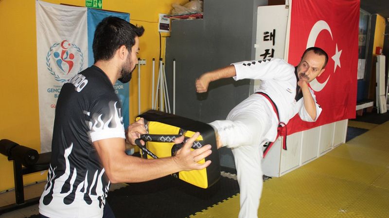 Osmaniyeli sınıf öğretmeni, tek eliyle tekvando yapıyor