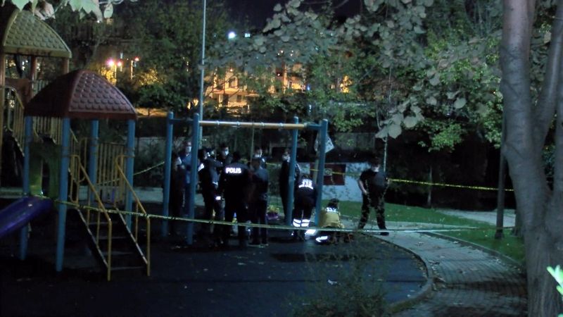 İstanbul’da 22 yaşındaki gencin cesedi salıncakta bulundu