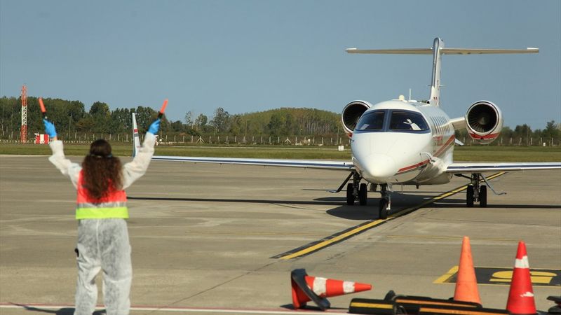 Afganistan'da koronavirüse yakalanan doktor ambulans uçakla Türkiye'ye getirildi