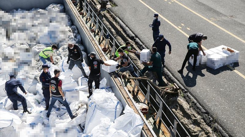 Zeytinburnu açıklarındaki yabancı bandıralı gemiye operasyon
