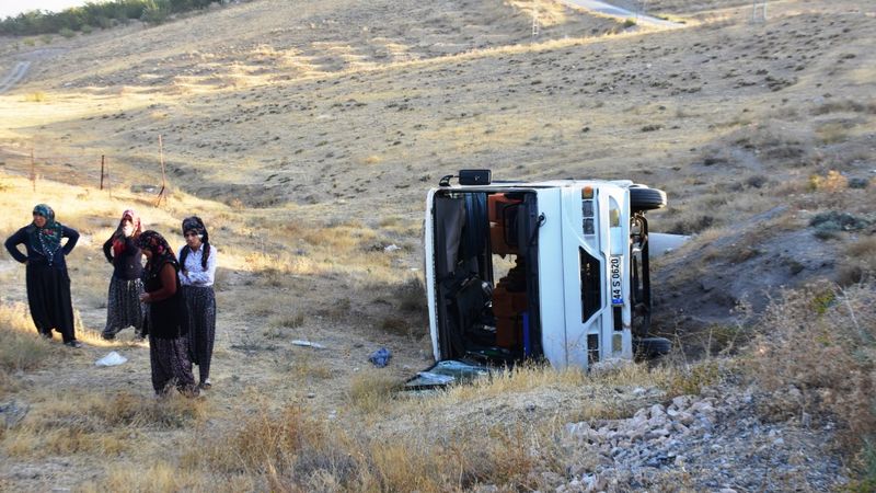 Malatya'da işçi servis midibüsü devrildi