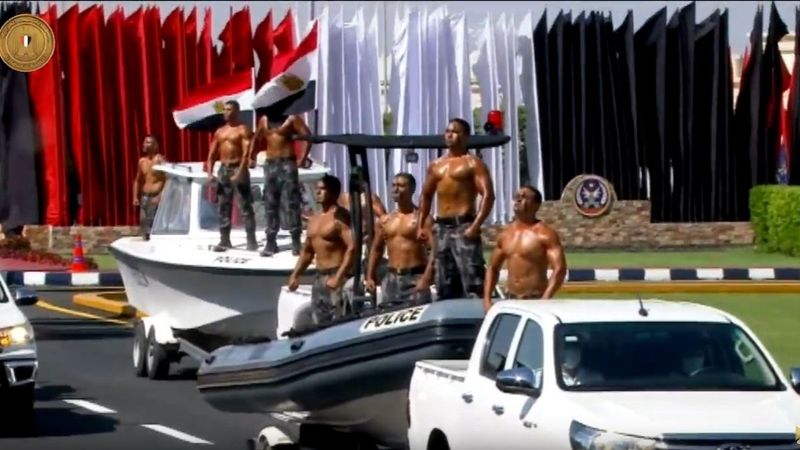 Mısır'da güvenlik güçlerinin gülümseten 'güç gösterisi'