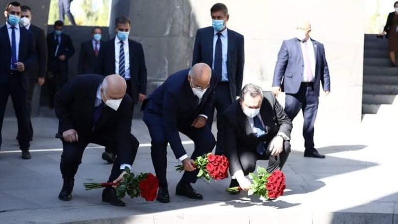 Ermenistan’a giden Yunan bakan sözde soykırım anıtını ziyaret etti