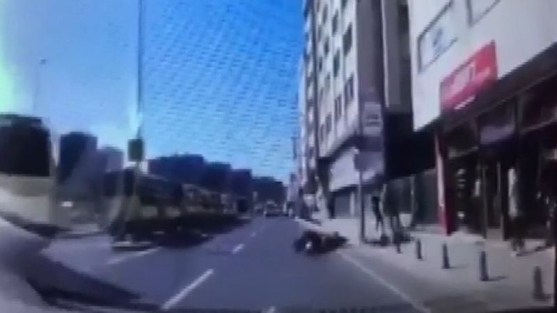 Bahçelievler'de motosikletli yolun karşısına geçmeye çalışan çaycıya çarptı