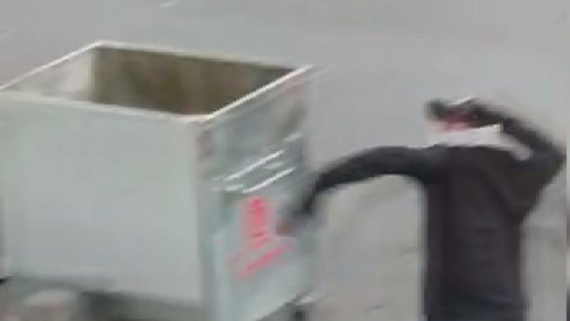 Esenyurt'ta vatandaşlara taş atan hırsız kamerada