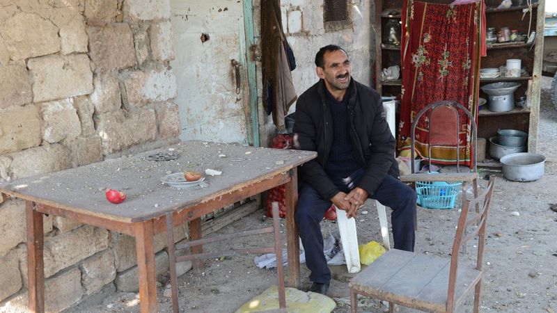 Azerbaycan'da cephe hattındaki köyde tek başına yaşıyor