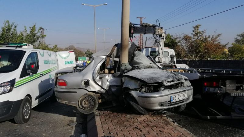 Kayseri'de aydınlatma direğine çarpan otomobil ikiye katlandı