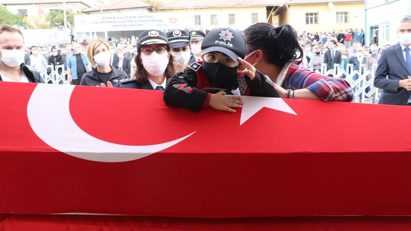 Sakarya'da şehit babasını, asker selamıyla uğurladı
