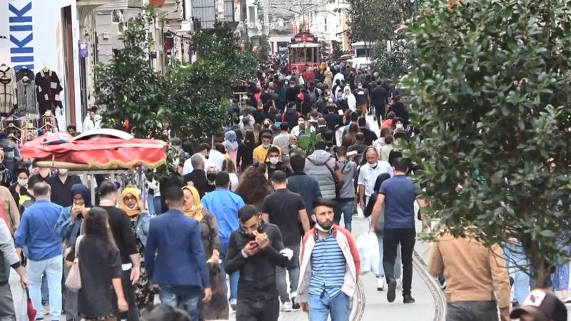 Taksim'de koronavirüse rağmen dikkat çeken kalabalık