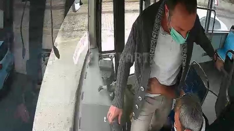 Kocaeli'de istediği yerde inemeyince seyir halindeki otobüsün frenine bastı