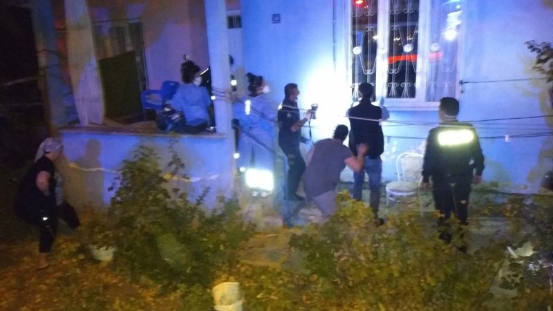 Çorum'da yaşlı kadını kurtarmak için camı kırıp içeri girdiler