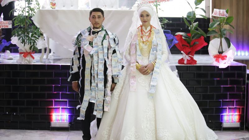 Muş'ta aşiret düğününde 1 milyon lira takıldı