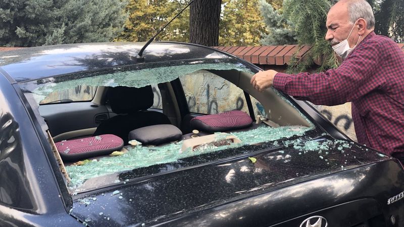 Beyoğlu’nda 4 aracın camını kırıp, kaçtılar