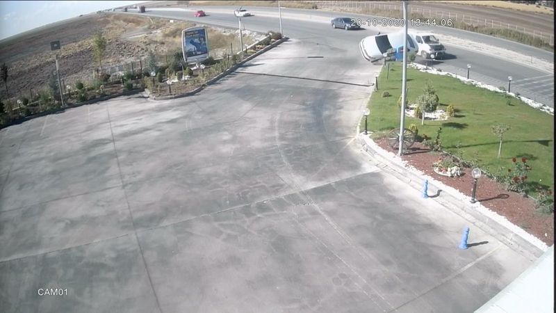 Konya'da benzinliğe girmek isteyen otomobil takla attı