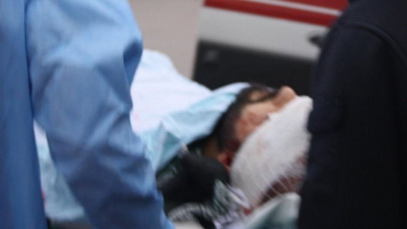 Kocaeli’de silah seslerini duyup balkona çıkan kişi yaralandı