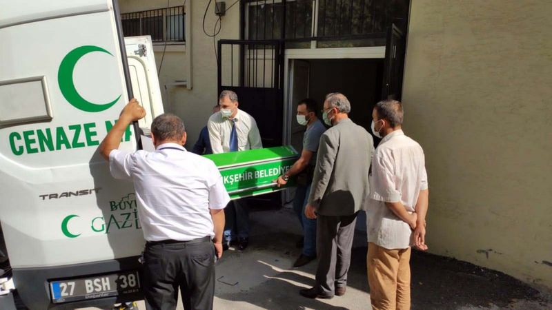 Gaziantep’te yolun karşısına geçmeye çalışan yaşlı kadına otomobil çarptı