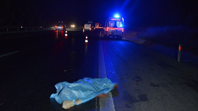 Adana'da yolun karşısına geçecekti: Birçok araç çarptı