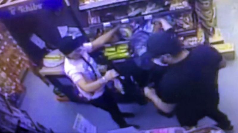 Beyoğlu'nda yaşlı kadının çantasından cep telefonu çalındı