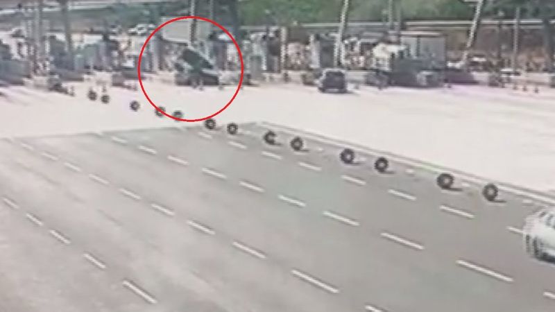 Lüks cipin otoban gişelerinde beton bariyere çarptığı kaza