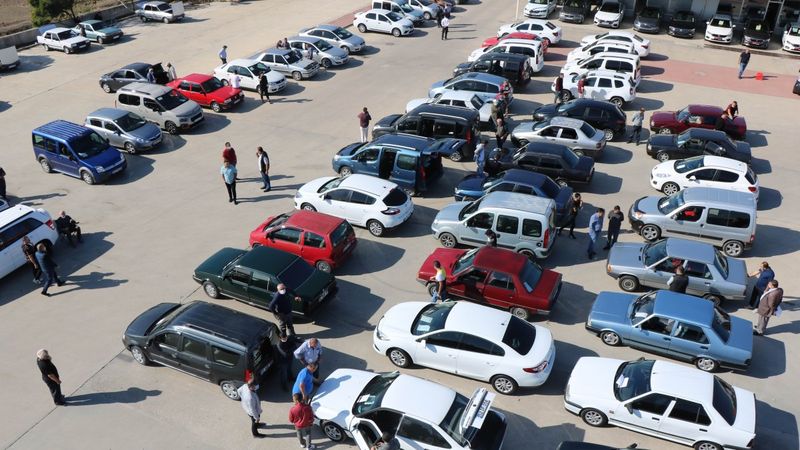 İkinci el otomobil satışlarında fiyatlar yükseldikçe el yakıyor