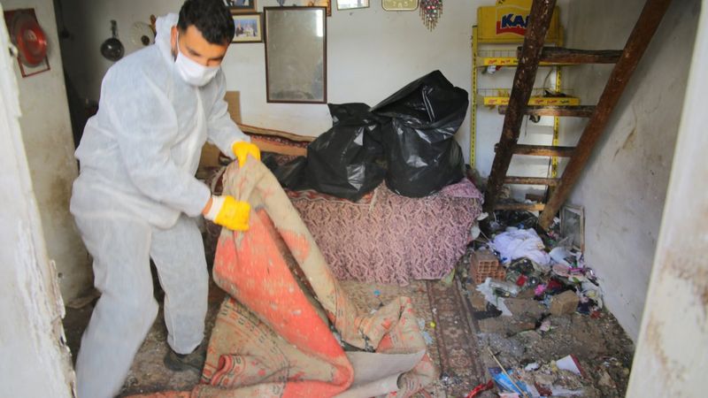 Sivas'ta çöp evde yaşayan yaşlı kadın koronavirüslü çıktı