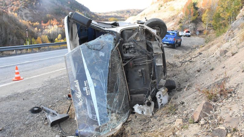 Sivas'ta tünel işçilerini taşıyan midibüs devrildi