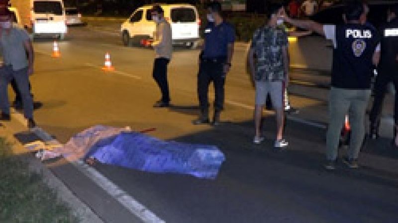 Antalya'da üst geçitten atlayan genci otomobil ezdi