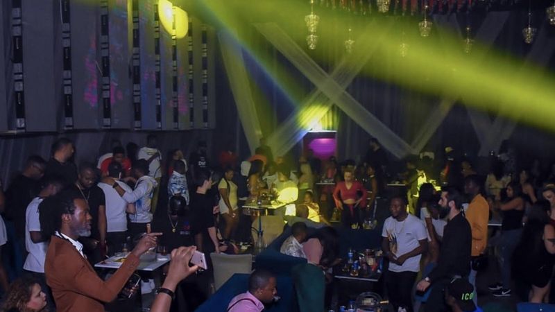 Esenyurt’ta gece kulübünde skandal görüntüler