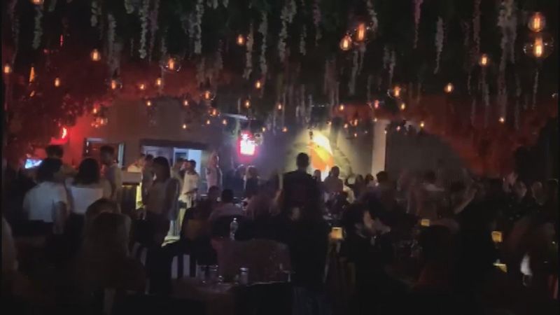 Ortaköy'de koronavirüsü unutan grup, doyasıya eğlendi