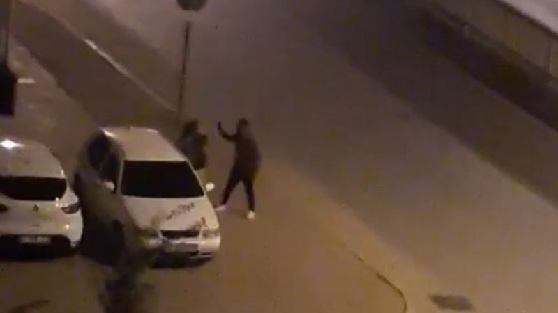 Antalya’da cadde ortasında genç kıza tokat attı