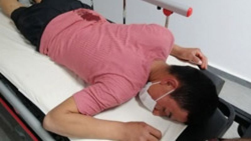 Aksaray'da sigara vermeyen genci cam parçasıyla yaraladılar