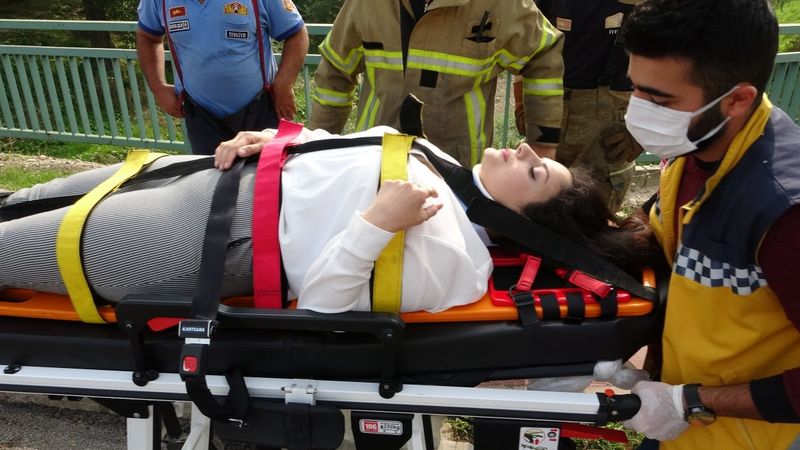 Bursa'da dereye uçan araçtan yara almadan kurtuldular