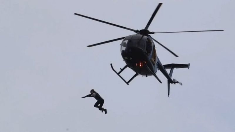 Helikopterden paraşütsüz atlayan John Bream bayıldı
