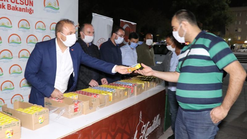 Aksaray’da kandil dolayısıyla cami önünde süt ikram edildi