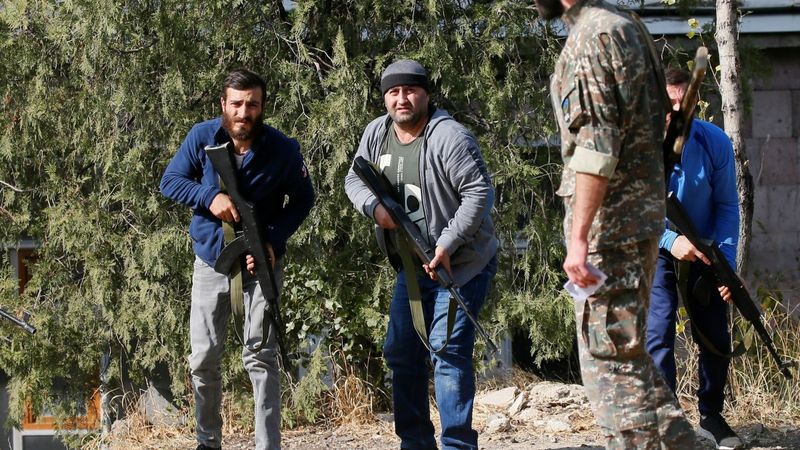 Ermenistan sivilleri cepheye hazırlıyor