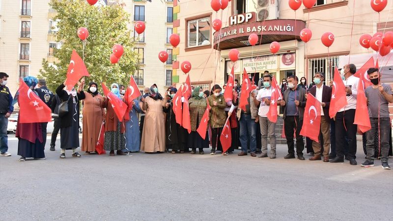 Diyarbakır anneleri Cumhuriyet Bayramı'nı evlat nöbetinde kutladı