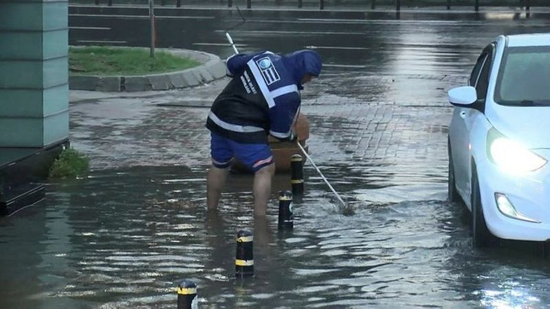 İstanbul'da şiddetli yağış: Büyükçekmece, Eyüp ve Karaköy alt geçitlerini su bastı