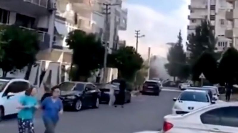 İzmir'de deprem sonrası binanın çökme anı