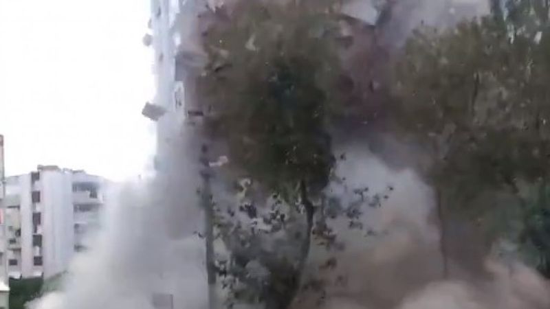 İzmir’de 7 katlı binanın çöküş anı
