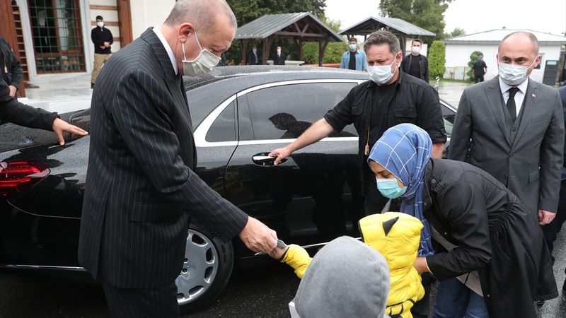 Cumhurbaşkanı Erdoğan cuma namazını Kerem Aydınlar Camii'nde kıldı