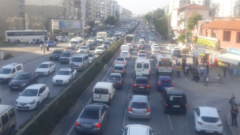 İzmir'de deprem sonrası trafik kilitlendi