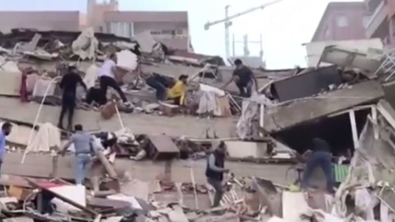 İzmirliler enkaz altında kalanların yardımına koştu