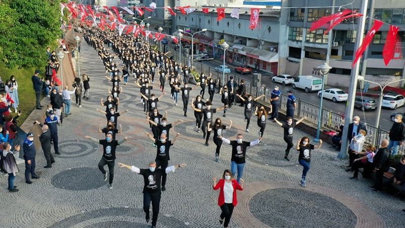 İzmit'te bin kişi aynı anda zeybek oynadı