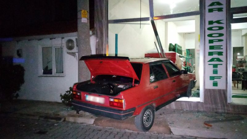 Tekirdağ'da alkollü sürücü otomobiliyle işyerine daldı