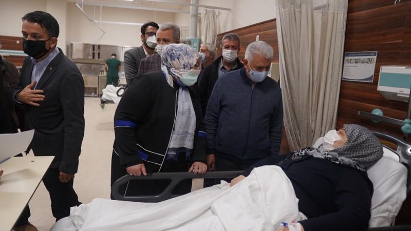 Binali Yıldırım, beraberindeki heyetle depremzedeleri ziyaret etti