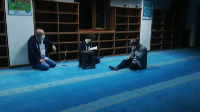 İzmir'de bazı depremzedeler geceyi camide geçirdi