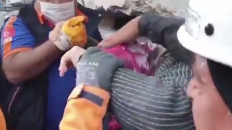 İzmir’de bir kadın enkaz altından yürüyerek çıktı