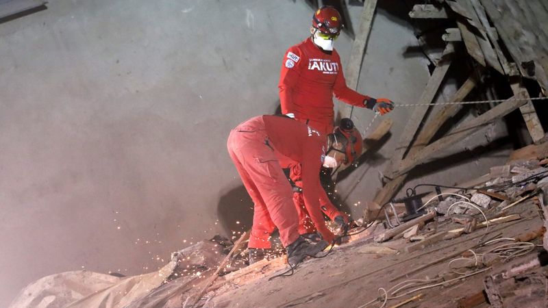 İzmir'de yıkılan Emrah Apartmanı'nın acı hikayesi