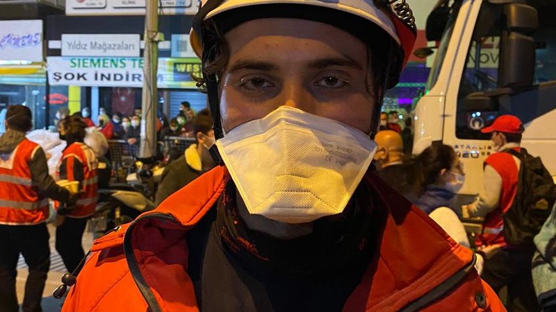 İzmir'de yaşlı adamı enkazdan kurtaran ekip: Mutluluktan kendimizi kaybettik